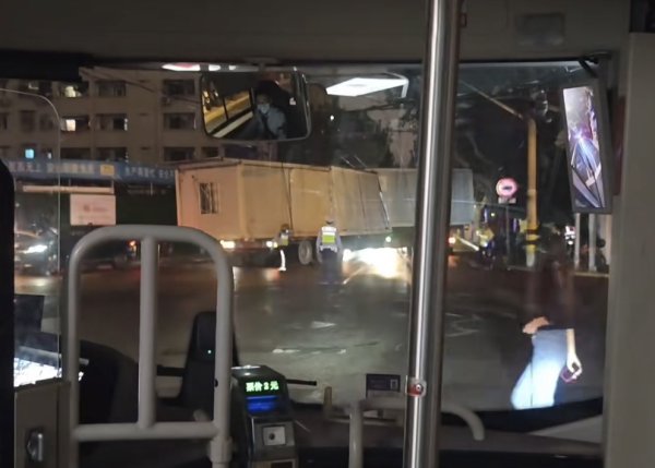 大咖配资 平板卡车转弯，板房险些掉落