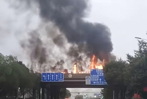 思考资本 面包车驾驶室起火 现场黑烟滚滚